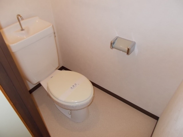 トイレ　※温水洗浄便座付き　※同建物の別のお部屋の写真です。