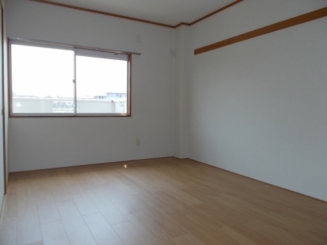 居室・リビング　※同建物の別のお部屋の写真です。