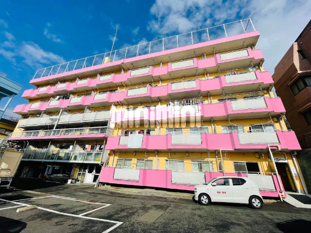 建物外観　閑静な住宅街にたたずむ建物