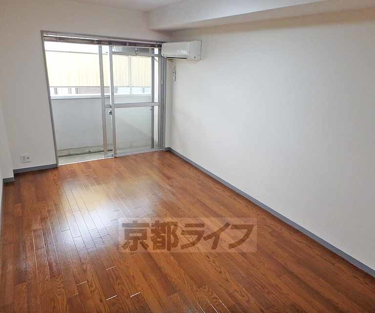 居室・リビング　使いやすいフローリングのお部屋です