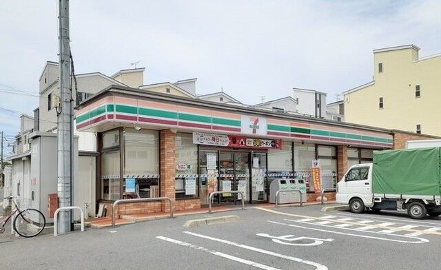 コンビニ　セブンイレブン様（コンビニ）まで60m