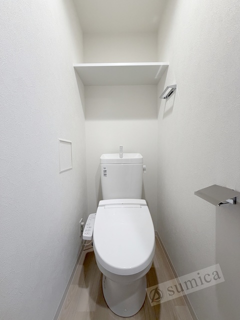 トイレ　人気アイテムの温水洗浄便座。清潔感のあるトイレです。