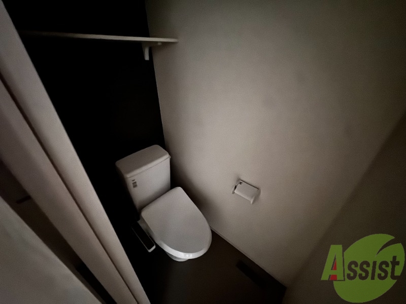 トイレ　こちらはトイレです。ピカピカなトイレで、気持ちも良いですね。