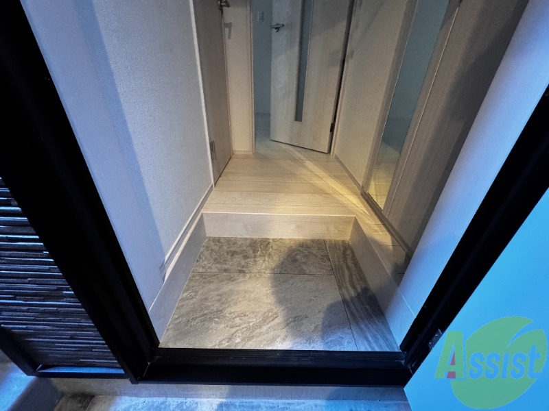 玄関　こちらは玄関になります。扉を開けるととても明るいですね。