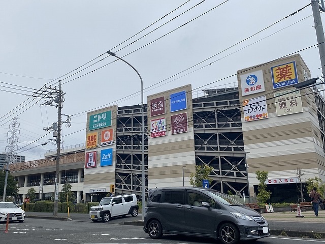 ショッピングセンター　アピタテラス横浜綱島店（ショッピングセンター）まで895m