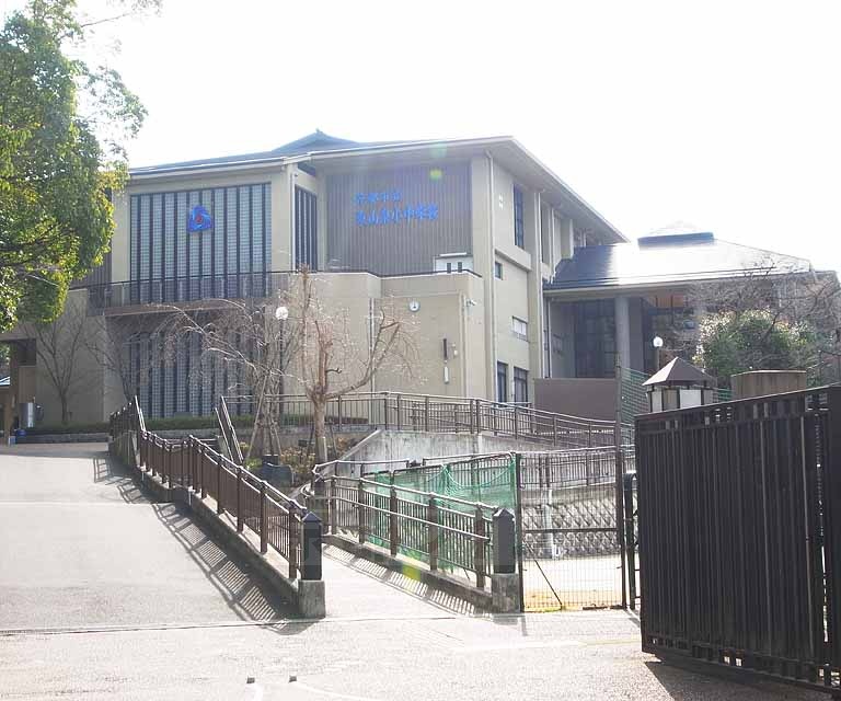 小学校　東山泉小中学校（東学舎）（小学校）まで648m