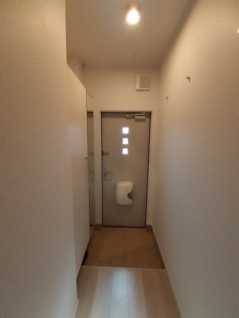 玄関　写真は203号室です。（参考）