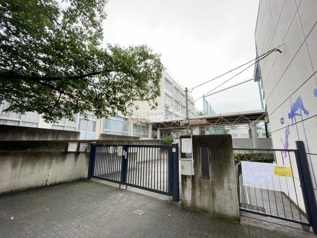 中学校　新宿区立落合第二中学校（中学校）まで1996m