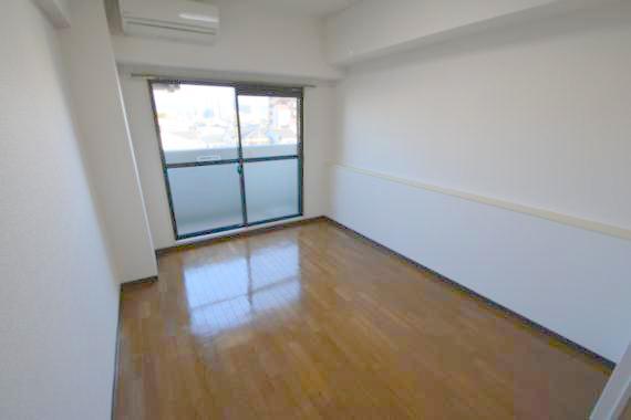 居室・リビング　朝には心地よい光が差し込む、このお部屋でお休みください。