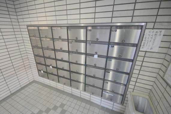 ロビー　ロビーにある各部屋毎のメールボックス。