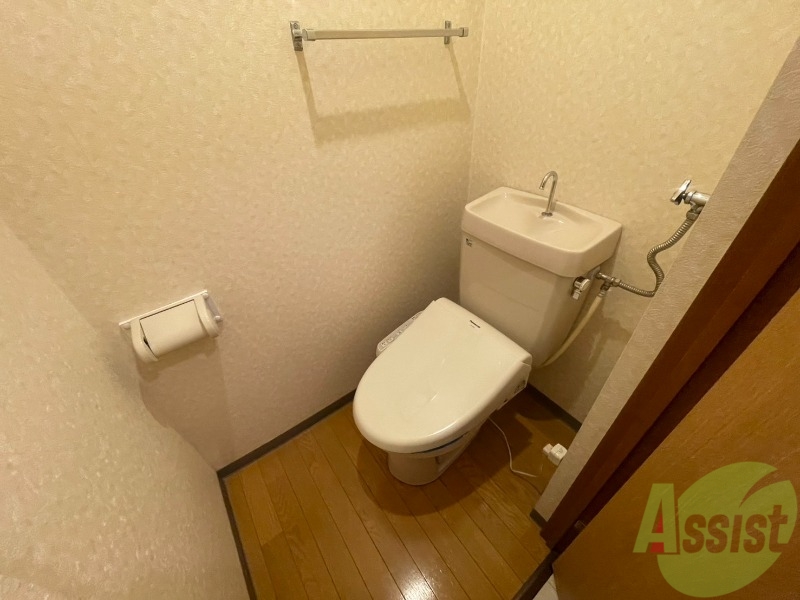 トイレ　こちらはトイレです。清潔感があり、安心して使用できます。