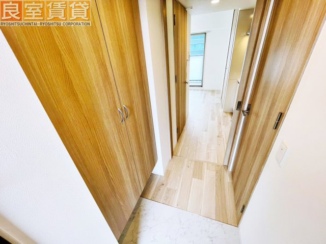 玄関　※このお写真は同物件の別のお部屋のお写真です。現状優先