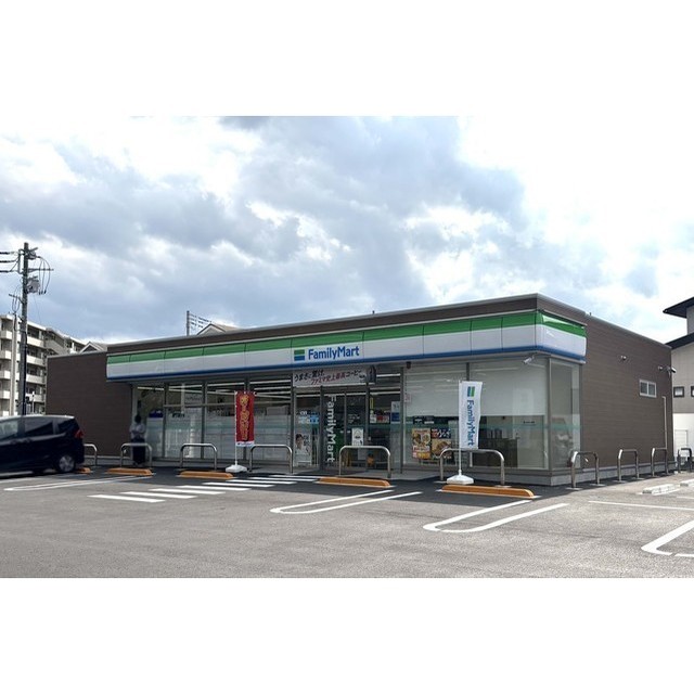 コンビニ　ファミリーマートつくば二の宮一丁目店（コンビニ）まで80m