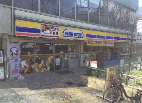 コンビニ　ミニストップ 信濃町駅南口店（コンビニ）まで635m