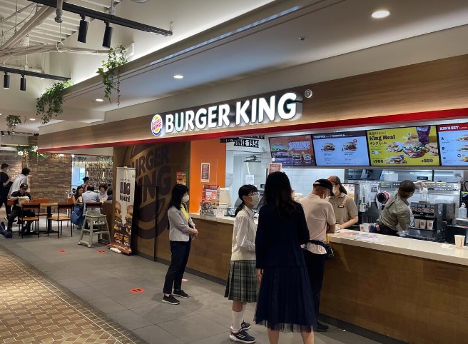 飲食店　BURGER KING(バーガーキング) アトレ信濃町店（飲食店）まで695m