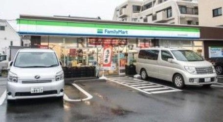 コンビニ　ファミリーマート世田谷教育会館前店（コンビニ）まで310m