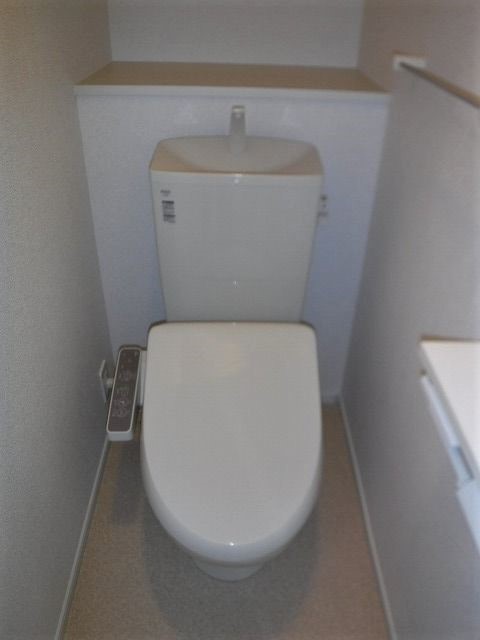 トイレ　温水洗浄便座完備・小物収納棚あり