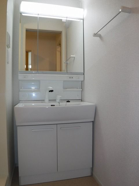 洗面設備　シャワー付洗面化粧台（三面鏡）完備