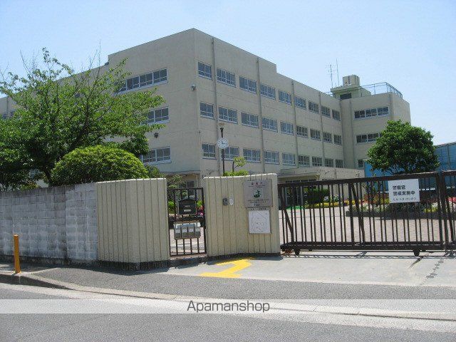 中学校　高槻市立如是中学校（中学校）まで575m