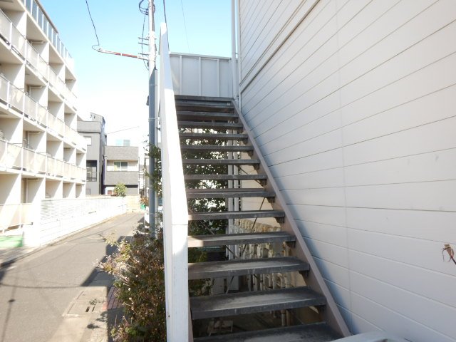 東急田園都市線 三軒茶屋駅 徒歩8分 2階建 築39年の外観写真