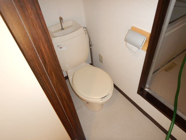 東急田園都市線 三軒茶屋駅 徒歩8分 2階建 築39年のトイレ写真