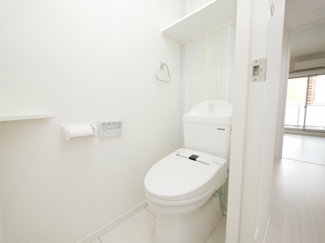 トイレ　落ち着いた色調のトイレです