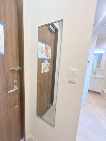 その他　★玄関に嬉しい鏡★
