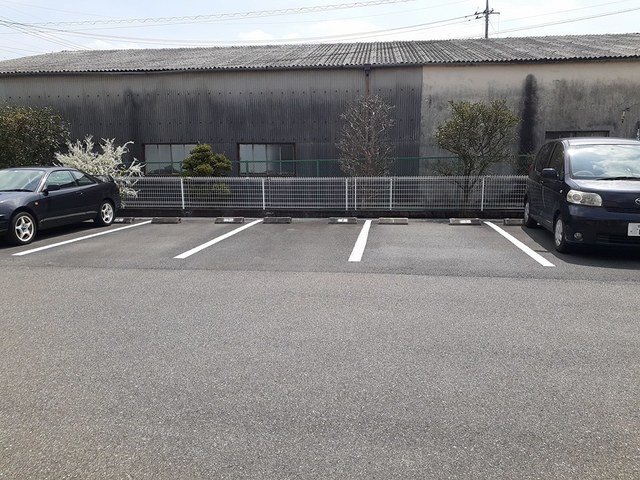 駐車場　駐車場に車を止められます