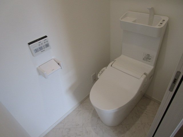 多摩都市モノレール 万願寺駅 徒歩6分 2階建 築5年のトイレ写真