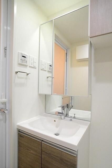 洗面設備　写真は同タイプ住居です。