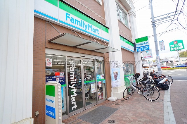 コンビニ　ファミリーマート 戸塚駅北店（コンビニ）まで706m