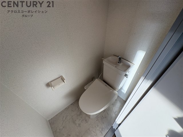 トイレ　温水洗浄便座付きのトイレです♪