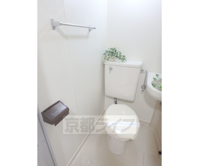 トイレ　ユニットバスのトイレです。タオルホルダーあります。