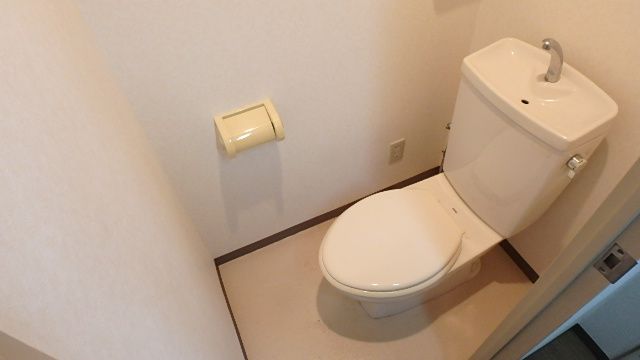 地下鉄千日前線 野田阪神駅 徒歩1分 3階建 築30年のトイレ写真