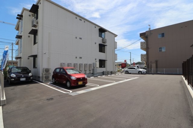 駐車場　駐車場があるので、車を買う予定の方も安心です