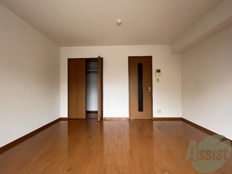 その他部屋・スペース　別角度から洋室を撮影しました。明るい印象を受けます