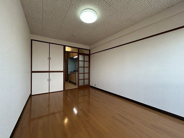 居室・リビング　同物件別部屋