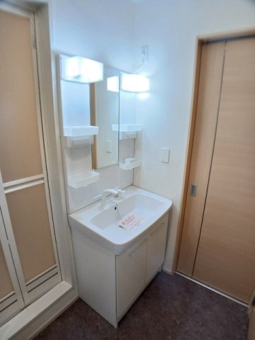 洗面設備　明るい洗面所です