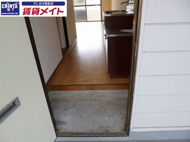 玄関　同物件別室の写真です