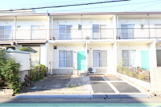 建物外観　明るい陽の当たる外観