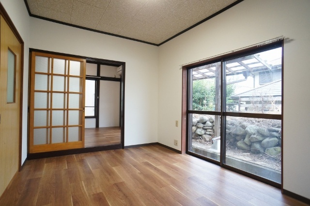 大穴北4丁目21貸家の居間写真