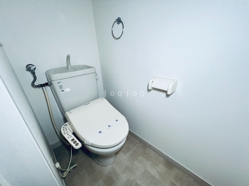 トイレ　嬉しい温水洗浄便座付きのトイレです。