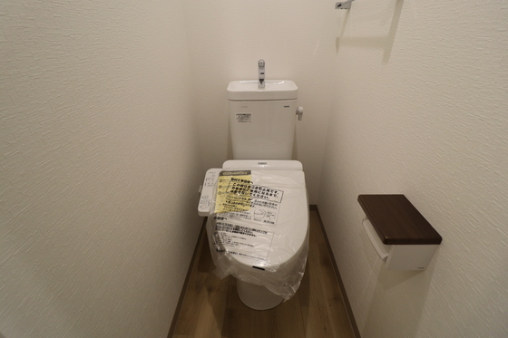トイレ　※リノベーション前の写真です。
