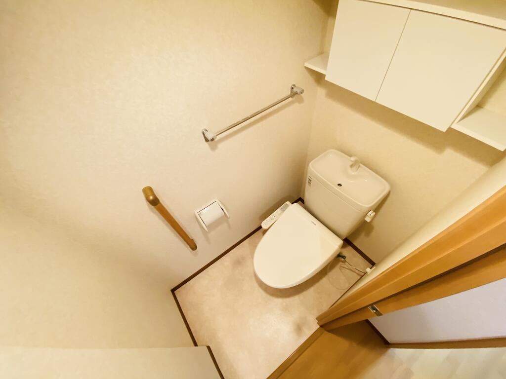ＪＲ中央線 日野駅 徒歩9分 3階建 築17年のトイレ写真