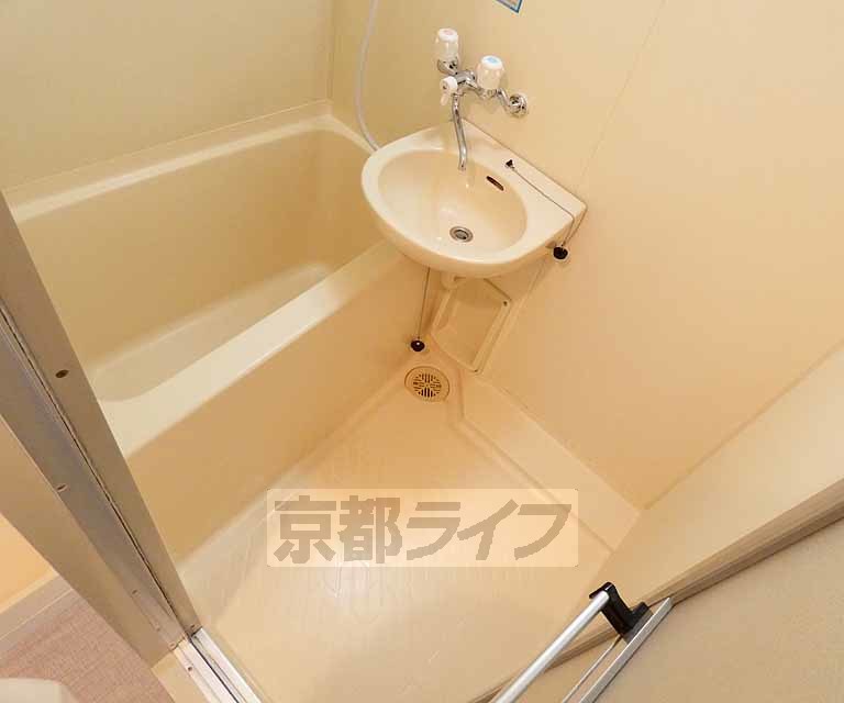 バス・シャワールーム　バスルームです