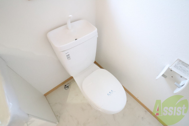 トイレ　トイレに窓が付いているので空気もこもりません