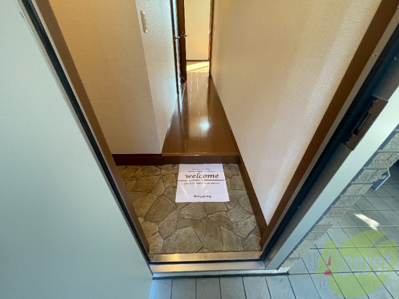 玄関　こちらは玄関になります。照明設備もございます。
