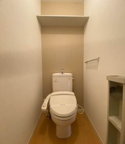 トイレ　落ち着いた色調のトイレです