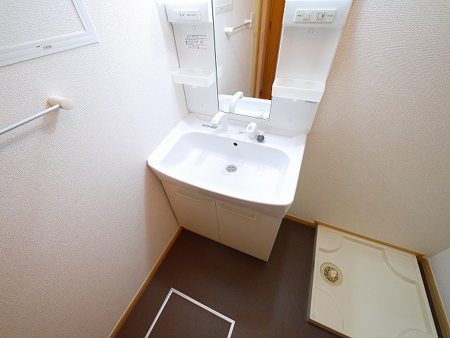 洗面設備　明るい洗面所です