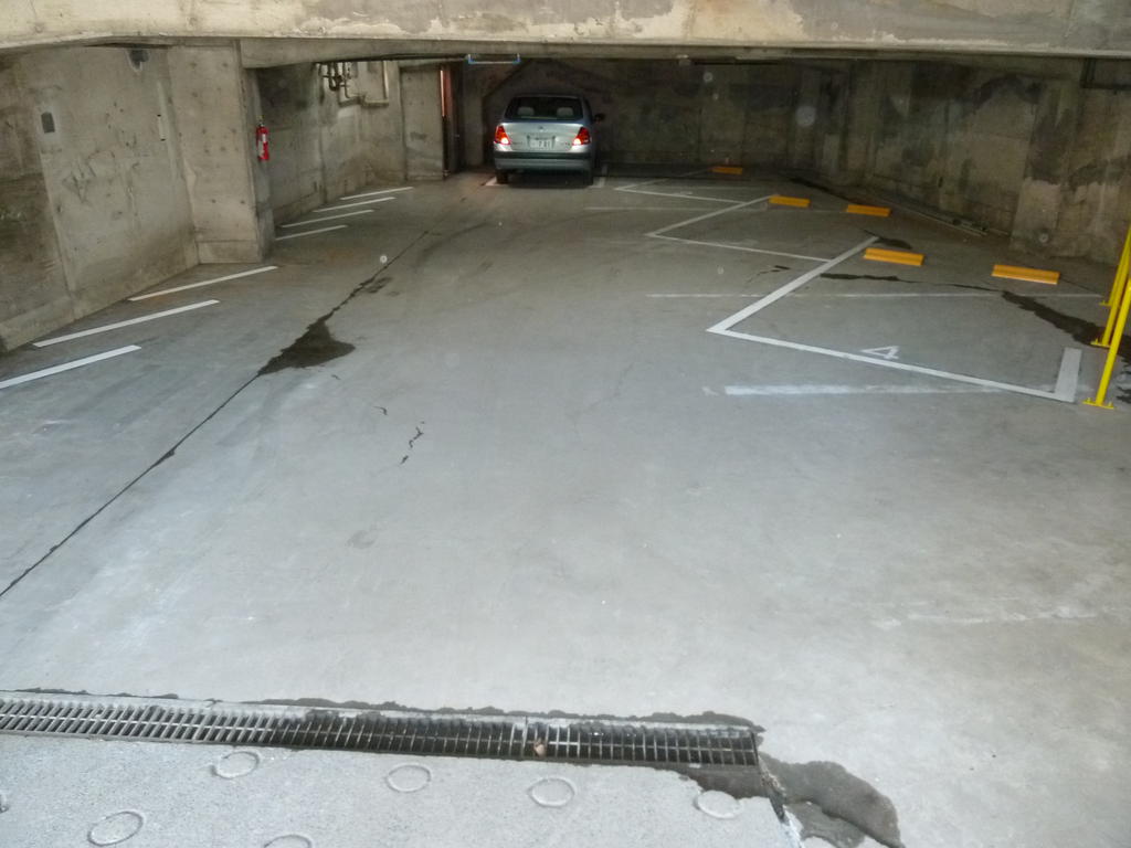 駐車場　地下駐車場